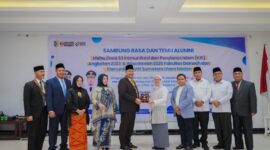 Bupati Batu Bara Baharuddin Siagian bersama Rektor UINSU dan para alumni saat kegiatan Sambung Rasa dan Temu Alumni S3 KPI di Sei Balai.