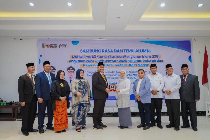 Bupati Batu Bara Baharuddin Siagian bersama Rektor UINSU dan para alumni saat kegiatan Sambung Rasa dan Temu Alumni S3 KPI di Sei Balai.