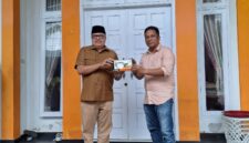 Penyerahan miniatur ekskavator oleh PT Kuala Tuha Sejati kepada Teuku Raja Keumangan sebagai simbol dukungan investasi di Nagan Raya.