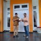 Penyerahan miniatur ekskavator oleh PT Kuala Tuha Sejati kepada Teuku Raja Keumangan sebagai simbol dukungan investasi di Nagan Raya.