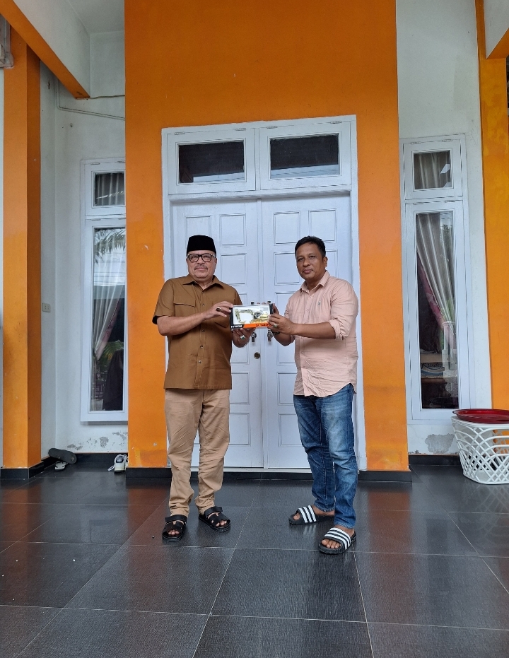 Penyerahan miniatur ekskavator oleh PT Kuala Tuha Sejati kepada Teuku Raja Keumangan sebagai simbol dukungan investasi di Nagan Raya.