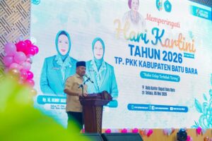Bupati Batu Bara menyampaikan sambutan pada peringatan Hari Kartini 2026 di Aula Kantor Bupati Batu Bara bersama TP PKK