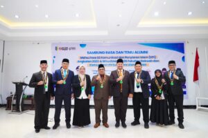 Bupati Batu Bara Baharuddin Siagian menerima penghargaan dalam acara temu alumni S3 KPI UINSU di Hotel Singapore Land