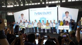 Gubernur Sumatera Utara Bobby Nasution bersama Kapolda Sumut Irjen Pol Whisnu Hermawan Februanto menghadiri peringatan Hari Buruh Internasional (May Day) 2026 di Gedung Serbaguna Pemprov Sumut, Deliserdang. Acara berlangsung meriah dan kondusif, ditandai dengan pemberian hadiah lucky draw termasuk sepeda motor.