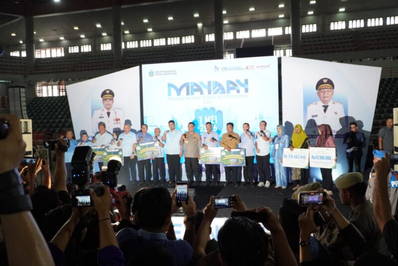 Gubernur Sumatera Utara Bobby Nasution bersama Kapolda Sumut Irjen Pol Whisnu Hermawan Februanto menghadiri peringatan Hari Buruh Internasional (May Day) 2026 di Gedung Serbaguna Pemprov Sumut, Deliserdang. Acara berlangsung meriah dan kondusif, ditandai dengan pemberian hadiah lucky draw termasuk sepeda motor.