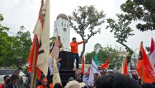 Ratusan massa Partai Buruh bersama berbagai elemen menggelar aksi damai memperingati Hari Buruh Internasional (May Day) di depan Kantor Gubernur Sumatera Utara, Medan, Jumat (1/5/2026). Dalam aksi tersebut, massa menyampaikan sejumlah tuntutan terkait perlindungan buruh sekaligus memberikan bunga kepada polisi sebagai bentuk apresiasi atas pengamanan yang humanis.