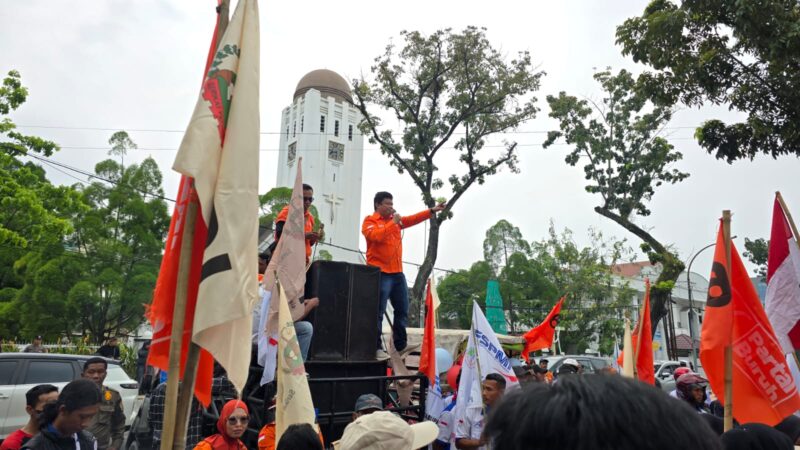 Ratusan massa Partai Buruh bersama berbagai elemen menggelar aksi damai memperingati Hari Buruh Internasional (May Day) di depan Kantor Gubernur Sumatera Utara, Medan, Jumat (1/5/2026). Dalam aksi tersebut, massa menyampaikan sejumlah tuntutan terkait perlindungan buruh sekaligus memberikan bunga kepada polisi sebagai bentuk apresiasi atas pengamanan yang humanis.