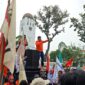 Ratusan massa Partai Buruh bersama berbagai elemen menggelar aksi damai memperingati Hari Buruh Internasional (May Day) di depan Kantor Gubernur Sumatera Utara, Medan, Jumat (1/5/2026). Dalam aksi tersebut, massa menyampaikan sejumlah tuntutan terkait perlindungan buruh sekaligus memberikan bunga kepada polisi sebagai bentuk apresiasi atas pengamanan yang humanis.