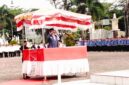 Bupati Nagan Raya, Dr. TR Kamangan, S.H., M.H., memimpin upacara Hardiknas 2026 di halaman Kantor Bupati Suka Makmue.