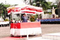 Bupati Nagan Raya, Dr. TR Kamangan, S.H., M.H., memimpin upacara Hardiknas 2026 di halaman Kantor Bupati Suka Makmue.