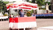 Bupati Nagan Raya, Dr. TR Kamangan, S.H., M.H., memimpin upacara Hardiknas 2026 di halaman Kantor Bupati Suka Makmue.