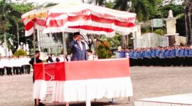 Bupati Nagan Raya, Dr. TR Kamangan, S.H., M.H., memimpin upacara Hardiknas 2026 di halaman Kantor Bupati Suka Makmue.
