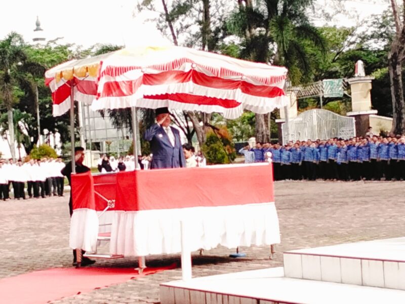 Bupati Nagan Raya, Dr. TR Kamangan, S.H., M.H., memimpin upacara Hardiknas 2026 di halaman Kantor Bupati Suka Makmue.