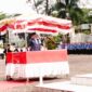 Bupati Nagan Raya, Dr. TR Kamangan, S.H., M.H., memimpin upacara Hardiknas 2026 di halaman Kantor Bupati Suka Makmue.