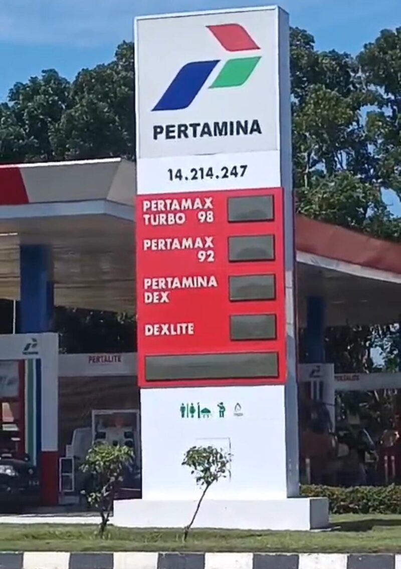 Terlihat aktivitas mencurigakan pengisian BBM Pertalite menggunakan jerigen di SPBU 14.214.247 N8 Aek Nabara, Kecamatan Bilah Hulu, Kabupaten Labuhanbatu, yang diduga terkait pelangsiran BBM bersubsidi.