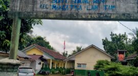 Daftar hadir pengawas kegiatan Sumatif Akhir Jenjang (SAJ) di SD Negeri 1 Gedungwani menjadi sorotan setelah diduga telah terisi penuh sebelum jadwal ujian berakhir. Selain administrasi, kondisi bangunan sekolah juga dinilai memerlukan perhatian.