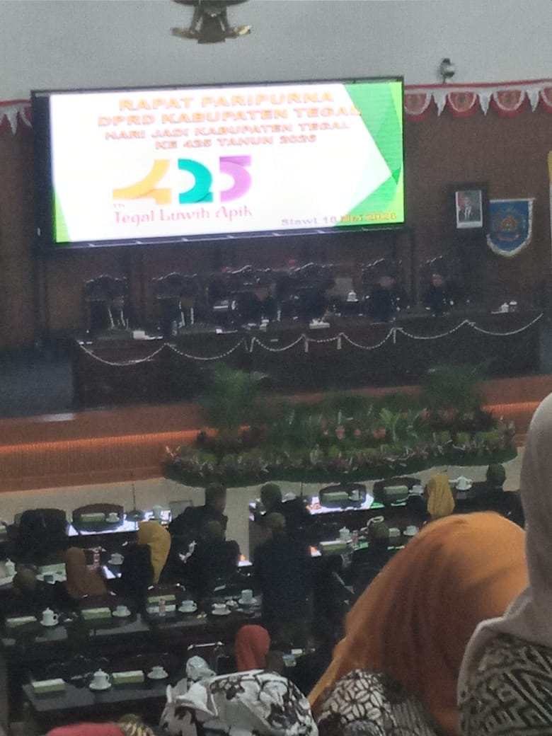 Rapat Paripurna DPRD Kabupaten Tegal dalam rangka memperingati Hari Jadi Kabupaten Tegal ke-425 berlangsung khidmat dengan dihadiri jajaran pemerintah daerah dan tamu undangan.