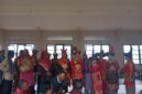 Pengantin dan keluarga besar mengikuti rangkaian prosesi adat Karo di Kabanjahe dengan mengenakan pakaian tradisional, mencerminkan kuatnya nilai budaya dan sistem kekerabatan.
