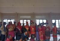 Pengantin dan keluarga besar mengikuti rangkaian prosesi adat Karo di Kabanjahe dengan mengenakan pakaian tradisional, mencerminkan kuatnya nilai budaya dan sistem kekerabatan.