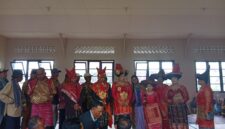 Pengantin dan keluarga besar mengikuti rangkaian prosesi adat Karo di Kabanjahe dengan mengenakan pakaian tradisional, mencerminkan kuatnya nilai budaya dan sistem kekerabatan.