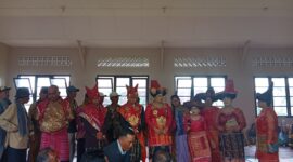 Pengantin dan keluarga besar mengikuti rangkaian prosesi adat Karo di Kabanjahe dengan mengenakan pakaian tradisional, mencerminkan kuatnya nilai budaya dan sistem kekerabatan.