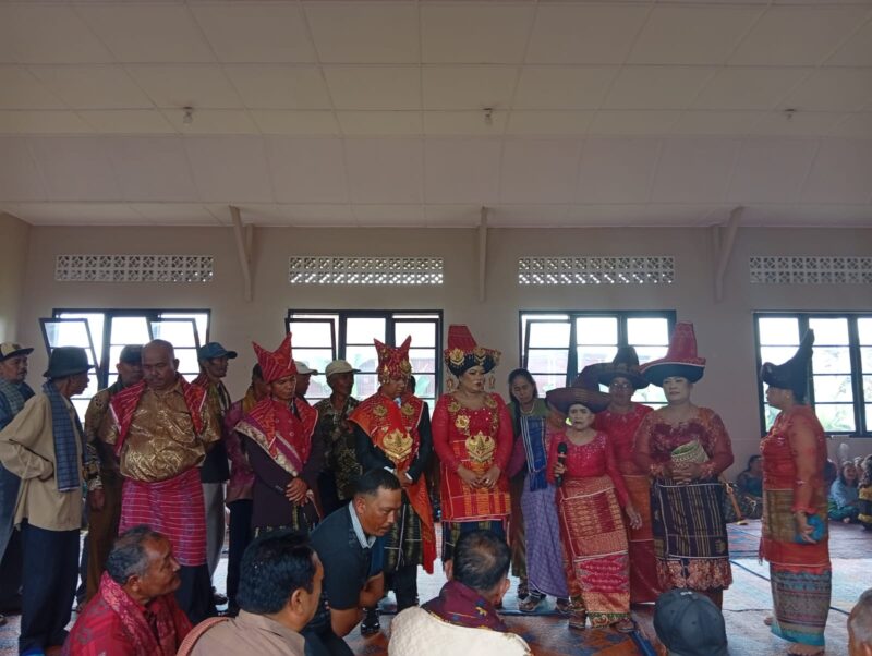 Pengantin dan keluarga besar mengikuti rangkaian prosesi adat Karo di Kabanjahe dengan mengenakan pakaian tradisional, mencerminkan kuatnya nilai budaya dan sistem kekerabatan.