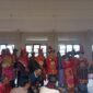Pengantin dan keluarga besar mengikuti rangkaian prosesi adat Karo di Kabanjahe dengan mengenakan pakaian tradisional, mencerminkan kuatnya nilai budaya dan sistem kekerabatan.