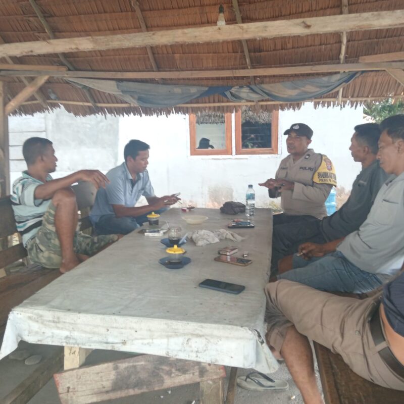 Bhabinkamtibmas Polsek Padang Tualang Aiptu M. Mahmud saat melaksanakan tatap muka dan dialog bersama warga Dusun Cinta Raja, Desa Namu Sialang, Kecamatan Batang Serangan, Kabupaten Langkat