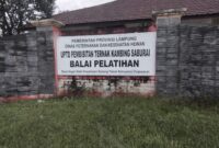 Papan identitas UPTD Pembibitan Ternak Kambing Saburai Balai Pelatihan milik Dinas Peternakan dan Kesehatan Hewan Provinsi Lampung di Kabupaten Pesawaran yang menjadi perhatian publik terkait dugaan jual bebas kambing aset daerah.