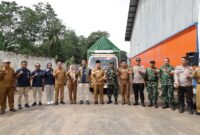 Personel Kodim 0429/Lampung Timur bersama Babinsa, aparat desa, dan petugas Bulog melakukan pengawalan pendistribusian bantuan pangan berupa beras dan minyak goreng kepada keluarga penerima manfaat (KPM) di wilayah Kabupaten Lampung Timur agar tepat sasaran dan berjalan lancar.