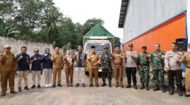 Personel Kodim 0429/Lampung Timur bersama Babinsa, aparat desa, dan petugas Bulog melakukan pengawalan pendistribusian bantuan pangan berupa beras dan minyak goreng kepada keluarga penerima manfaat (KPM) di wilayah Kabupaten Lampung Timur agar tepat sasaran dan berjalan lancar.