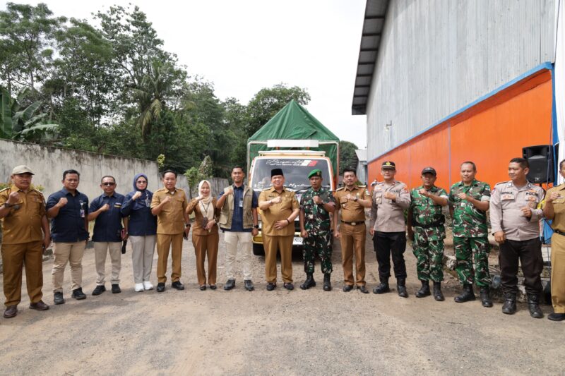 Personel Kodim 0429/Lampung Timur bersama Babinsa, aparat desa, dan petugas Bulog melakukan pengawalan pendistribusian bantuan pangan berupa beras dan minyak goreng kepada keluarga penerima manfaat (KPM) di wilayah Kabupaten Lampung Timur agar tepat sasaran dan berjalan lancar.