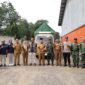 Personel Kodim 0429/Lampung Timur bersama Babinsa, aparat desa, dan petugas Bulog melakukan pengawalan pendistribusian bantuan pangan berupa beras dan minyak goreng kepada keluarga penerima manfaat (KPM) di wilayah Kabupaten Lampung Timur agar tepat sasaran dan berjalan lancar.