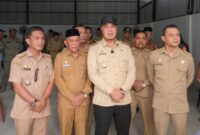 Wakil Bupati Batu Bara Syafrizal meninjau langsung stand pelayanan masyarakat dalam Program BERLAYAR di Desa Binjai Baru, Kecamatan Datuk Tanah Datar.