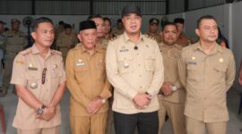 Wakil Bupati Batu Bara Syafrizal meninjau langsung stand pelayanan masyarakat dalam Program BERLAYAR di Desa Binjai Baru, Kecamatan Datuk Tanah Datar.