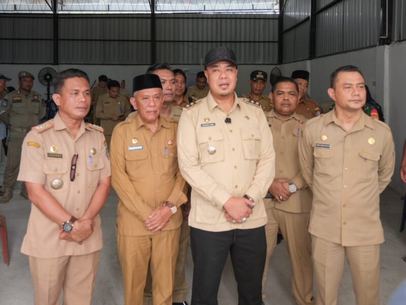 Wakil Bupati Batu Bara Syafrizal meninjau langsung stand pelayanan masyarakat dalam Program BERLAYAR di Desa Binjai Baru, Kecamatan Datuk Tanah Datar.