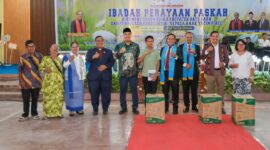 Wakil Bupati Batu Bara Syafrizal, S.E., M.AP., menghadiri Perayaan Paskah Oikumene Tahun 2026 di Gedung Sopo Toba, Kecamatan Air Putih, sekaligus menyerahkan 100 paket sembako kepada anak yatim piatu sebagai bentuk kepedulian sosial Pemerintah Kabupaten Batu Bara.