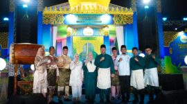 Bupati Batu Bara Baharuddin Siagian bersama Wakil Bupati Syafrizal menutup MTQ XIX Tingkat Kabupaten Batu Bara Tahun 2026 di Lapangan Indrasakti Indrapura, Kecamatan Air Putih, Sabtu malam (16/5/2026). Kecamatan Datuk Lima Puluh keluar sebagai juara umum.