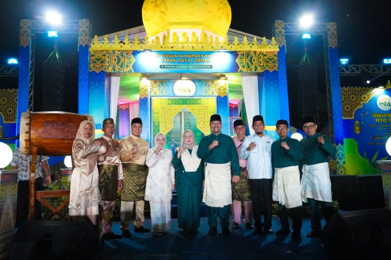 Bupati Batu Bara Baharuddin Siagian bersama Wakil Bupati Syafrizal menutup MTQ XIX Tingkat Kabupaten Batu Bara Tahun 2026 di Lapangan Indrasakti Indrapura, Kecamatan Air Putih, Sabtu malam (16/5/2026). Kecamatan Datuk Lima Puluh keluar sebagai juara umum.