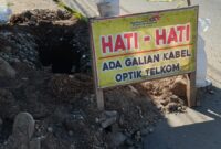 Sejumlah titik galian kabel optik di Jalan A. Yani, Gedong Tataan, Kabupaten Pesawaran, terlihat belum ditutup dan dibiarkan tanpa pengamanan memadai sehingga dikeluhkan warga karena membahayakan pengguna jalan.