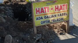 Sejumlah titik galian kabel optik di Jalan A. Yani, Gedong Tataan, Kabupaten Pesawaran, terlihat belum ditutup dan dibiarkan tanpa pengamanan memadai sehingga dikeluhkan warga karena membahayakan pengguna jalan.