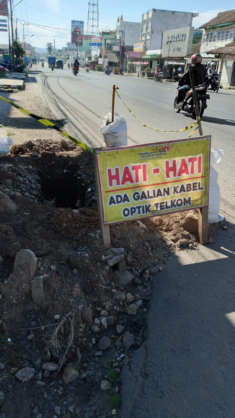 Sejumlah titik galian kabel optik di Jalan A. Yani, Gedong Tataan, Kabupaten Pesawaran, terlihat belum ditutup dan dibiarkan tanpa pengamanan memadai sehingga dikeluhkan warga karena membahayakan pengguna jalan.