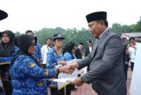 Wakil Bupati Deli Serdang, Lom Lom Suwondo, memimpin upacara Peringatan Hari Kebangkitan Nasional (Harkitnas) ke-118 tingkat Kabupaten Deli Serdang di Alun-alun, Rabu (20/5/2026). Dalam amanatnya, ia menekankan pentingnya menjaga generasi muda sebagai tunas bangsa sekaligus memperkuat persatuan dan kedaulatan di era digital.