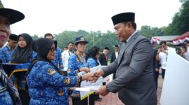 Wakil Bupati Deli Serdang, Lom Lom Suwondo, memimpin upacara Peringatan Hari Kebangkitan Nasional (Harkitnas) ke-118 tingkat Kabupaten Deli Serdang di Alun-alun, Rabu (20/5/2026). Dalam amanatnya, ia menekankan pentingnya menjaga generasi muda sebagai tunas bangsa sekaligus memperkuat persatuan dan kedaulatan di era digital.