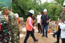 Aktivitas pekerja dalam percepatan pembangunan Jembatan Garuda di Desa Sukaraja yang diharapkan meningkatkan akses dan ekonomi warga.