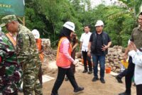 Aktivitas pekerja dalam percepatan pembangunan Jembatan Garuda di Desa Sukaraja yang diharapkan meningkatkan akses dan ekonomi warga.