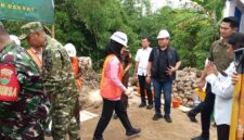 Aktivitas pekerja dalam percepatan pembangunan Jembatan Garuda di Desa Sukaraja yang diharapkan meningkatkan akses dan ekonomi warga.