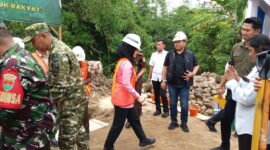 Aktivitas pekerja dalam percepatan pembangunan Jembatan Garuda di Desa Sukaraja yang diharapkan meningkatkan akses dan ekonomi warga.