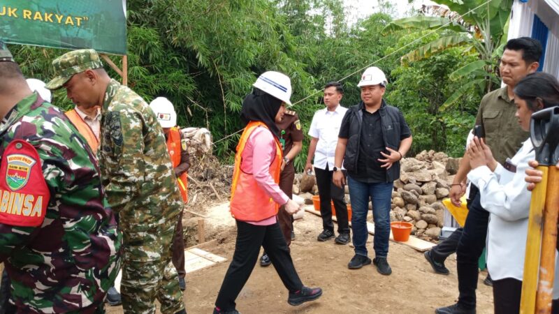 Aktivitas pekerja dalam percepatan pembangunan Jembatan Garuda di Desa Sukaraja yang diharapkan meningkatkan akses dan ekonomi warga.