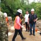 Aktivitas pekerja dalam percepatan pembangunan Jembatan Garuda di Desa Sukaraja yang diharapkan meningkatkan akses dan ekonomi warga.